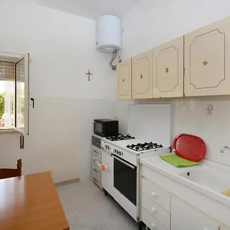 펜션 2 Bedroom Pet Friendly Home In Comiso